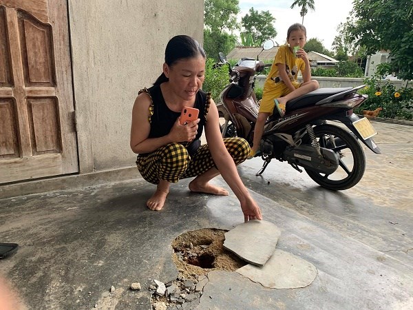 Thừa Thiên - Huế: Xuất hiện các hố sụt lún nhà dân xung quanh mỏ đá vôi (21/8/2020)